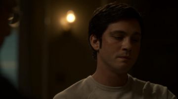 The sweat light beige worn by Jonah Heidelbaum (Logan Lerman) in the series Hunters (s01e04)