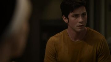 The t-shirt mustard yellow worn by Jonah Heidelbaum (Logan Lerman) in the series Hunters (s01e05)