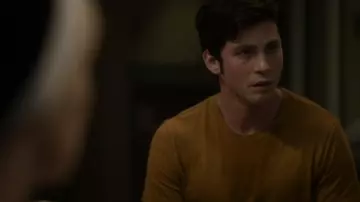 The t-shirt mustard yellow worn by Jonah Heidelbaum (Logan Lerman) in the series Hunters (s01e05)