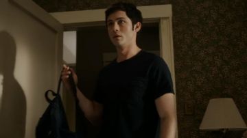 The black t-shirt with pocket worn by Jonah Heidelbaum (Logan Lerman) in the series Hunters (s01e05)