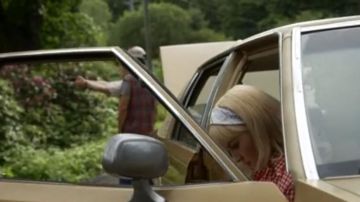 Pañuelo blanco estampado de la hermana Harriet (Kate Mulvany) en la serie Hunters (S1E5)