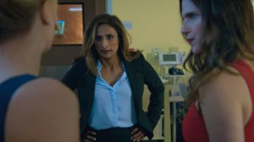 The light blue shirt from Sloane McIntyre (Sarayu Rao) in " Medical Police (S01E10)