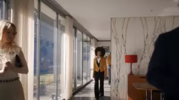 The blazer short camel worn by Roxy Jones (Tiffany Boone) in the series Hunters (s01e05)