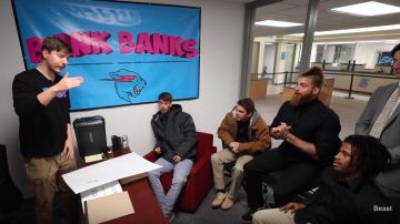 Casual Stretch Pantalon Kaki porté par MrBeast dans la vidéo YouTube que j'ai Ouvert UN GRATUIT BANQUE