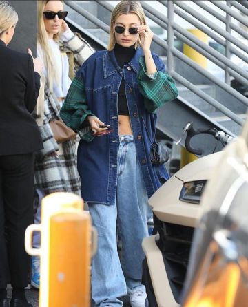 Natasha zinko Bue Effiloché Straight Jeans de Hailey Baldwin sur l'Instagram account @haileybieber 8 Mars 2020
