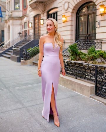 Strapless Crepe Gown de Katie Manwaring Gomes en la cuenta de Instagram @katiesbliss