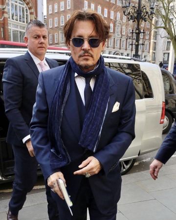 Anita Ko Diamond Safety Pin Earring usado por Johnny Depp Londres 26 de febrero de 2020