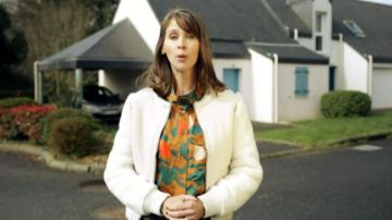 The satin shirt straight-cut and loose-fitting with neck amount of Ophélie Meunier in forbidden Zone 08.03.2020