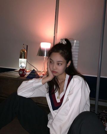 Camiseta de Popelina a rayas de Jennie Kim en la cuenta de Instagram @jennierubyjane