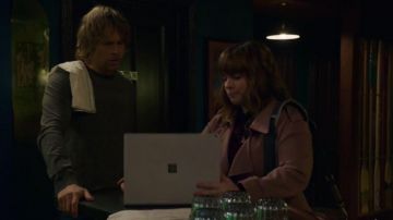 Gabardina de ante usada por Nell Jones (Renée Felice Smith) en NCIS: Los Angeles Temporada 11 Episodio 16