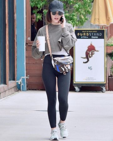 Lululemon Aligner Pantalon Noir porté par Lucy Hale Studio City, le 7 Mars 2020