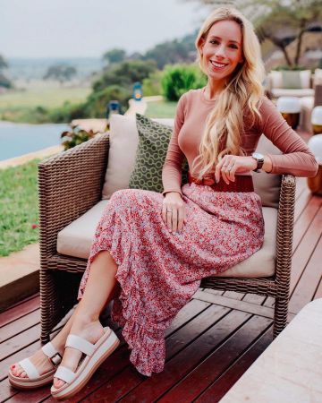 Plat­form San­dal of Katie Manwaring Gomes on the Instagram account @katiesbliss
