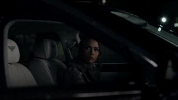 Vérifié Vinyle Trench porté par Cristal Carrington (Daniella Alonso) dans la Dynastie Saison 3 Épisode 14