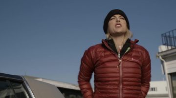 Cotopaxi bourgogne rouge Down Veste portée par Cissy (Iliza Shlesinger) comme on le voit dans Spenser Confidentielles
