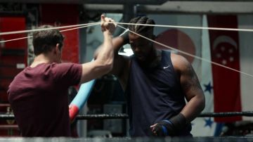 Camiseta sin mangas Nike en azul marino usada por Hawk (Winston Duke) en Spenser Confidential