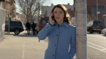 Abrigo de lana azul usado por Cara Bloom (Violett Beane) en God Friended Me Temporada 2 Episodio 16