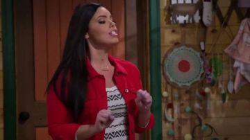 White & Black Geo Print Top worn by Lou Hockhauser (Miranda May) in BUNK'D Season 4 Episode 23