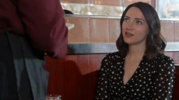 Top negro de cuello en V usado por Cara Bloom (Violett Beane) en God Friended Me Temporada 2 Episodio 16