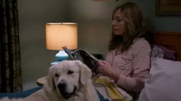 Rose Pyjama Ensemble porté par Bonnie (Allison Janney) dans Mom Saison 7 Épisode 17