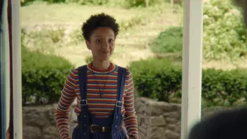 La salopette bleue portée par Ola Nyman (Patricia Allison) dans la série Sex Education (Saison 2)