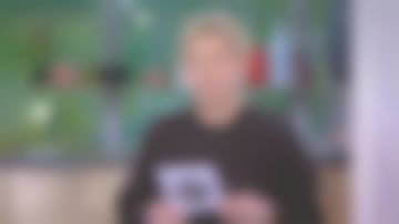 El vestido recto y cuello redondo de Anne-Élisabeth Lemoine en C à vous el 09.03.2020