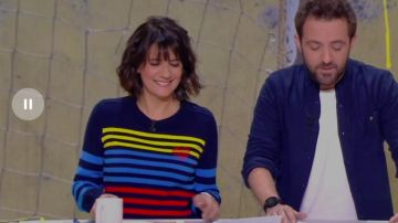 Suéter azul oscuro a rayas y estampado de Estelle Denis en intarsia azul oscuro en L'Équipe d'Estelle el 09.03.2020