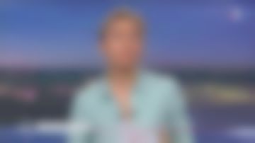 La clásica camisa de cuello de seda aqua de Anne-Sophie Lapix en Journal de 20h de France 2 el 09.03.2020