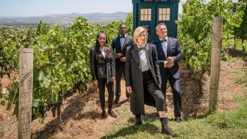 Manteau noir de chez Le Médecin (Jodie Whittaker) dans Doctor Who (S12E01)