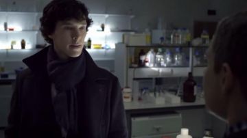 Navy Cashmere Scarf worn by Sherlock Holmes (Benedict Cumberbatch) in Sherlock Season 1 Episode 1
