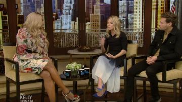 Burberry Ombré falda midi de gasa de seda usada por Kelly Ripa en VIVO con Kelly y Ryan 5 de marzo de 2020