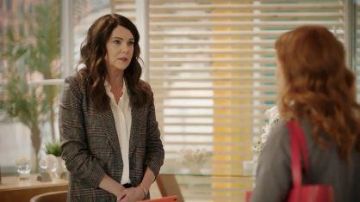White Shirt worn by Joan (Lauren Graham) in Zoey's Extraordinary Playlist Season 1 Episode 5