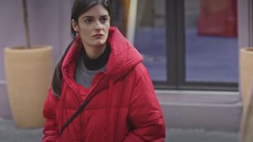 Chaqueta de plumón rojo de Sabrina (Éléonore Sarrazin) en Plus belle la vie (S16)