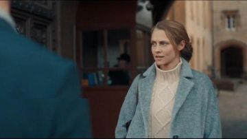 White Pull Over Sweater worn by Diana Bishop (Teresa Palmer) in A Discovery of Witches Season 1 Episode 3