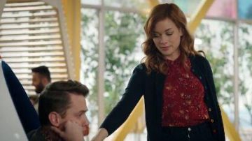 Navy Cardigan usado por Zoey (Jane Levy) en Zoey's Extraordinary Playlist Temporada 1 Episodio 5