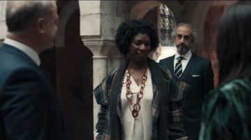 Abrigo dionisíaco oscuro usado por Tanya Moodie (Agatha Wilson) en A Discovery of Witches Temporada 1 Episodio 4