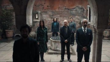 Abrigo de terciopelo verde aplastado usado por Satu (Malin Buska) en A Discovery of Witches Temporada 1 Episodio 4