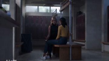 Blanc Basse Formateurs Baskets portées par Addy Hanlon (Herizen Guardiola) à Oser Me Saison 1 Épisode 10