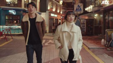 White Sher­pa Bik­er Jack­et worn by Jo Yi Seo (Kim Da-mi) in Itaewon Class Season 1 Episode 4