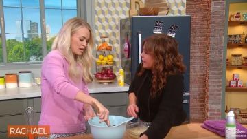 Calia par carrie underwood Pull Rose et Rose en Tricot Jupe portée par Carrie Underwood sur Le Rachael Ray Show le 9 Mars 2020
