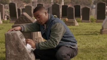 Chaqueta Denim Bomber usada por Spencer James (Daniel Ezra) en All American Temporada 2 Episodio 16
