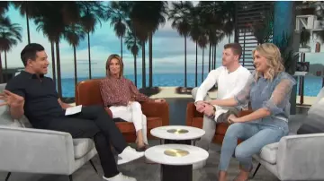 Banana republic Pe­tite Print Bish­op-Sleeve Top worn by Kit Hoover on Access March 9, 2020