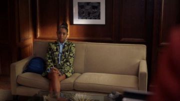 Blazer floral marino usado por Zoey Johnson (Yara Shahidi) en la temporada 3 Episodio 8