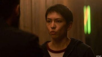 Blanc Ringer Tee porté par Lily Chan (Sonoya Mizuno) dans Devs Saison 1 Épisode 1