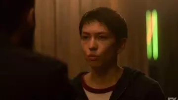 Camiseta White Ringer usada por Lily Chan (Sonoya Mizuno) en Devs Temporada 1 Episodio 1