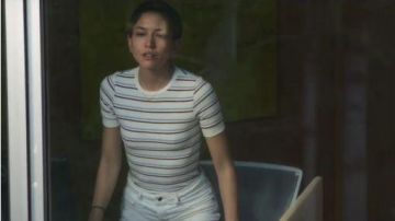 Multi Stripe Côtes Tee porté par Lily Chan (Sonoya Mizuno) dans Devs Saison 1 Épisode 1