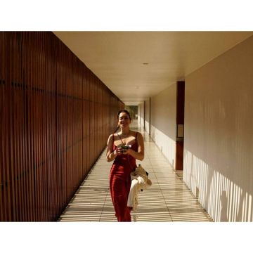 The long red dress, sleeveless and adjusted Blanca Suárez on the account Instagram of @blanca_suarez