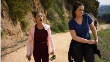 Medias borgoñas usadas por Emily Lopez (Jessica Camacho) en All Rise Temporada 1 Episodio 17
