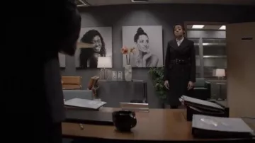 Abrigo negro de doble pecho usado por Sophie Moore (Meagan Tandy) en Batwoman Temporada 1 Episodio 14
