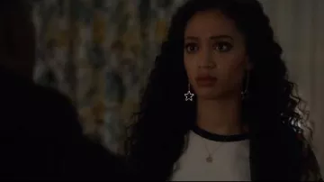 Pendientes Gold Star usados por Olivia Baker (Samantha Logan) en All American Temporada 2 Episodio 16