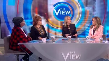 Kobi halperin Sandi Embelli Blouse en Soie porté par Joy Behar sur La Vue au 9 Mars 2020